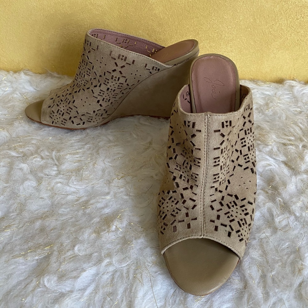 Slip on sandals size US 6.5